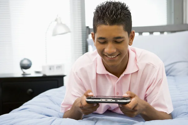Teenager Liegt Auf Dem Bett Und Spielt Videospiel — Stockfoto