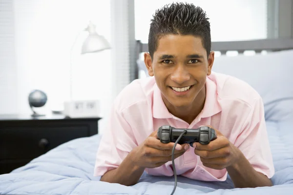 Adolescente Menino Deitado Cama Jogar Vídeo Game — Fotografia de Stock