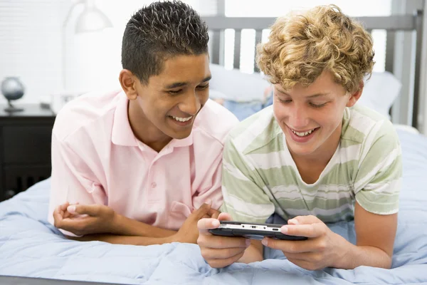 十几岁的男孩在玩视频游戏 — 图库照片
