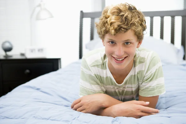 Yatakta Yatarken Genç Çocuk — Stok fotoğraf