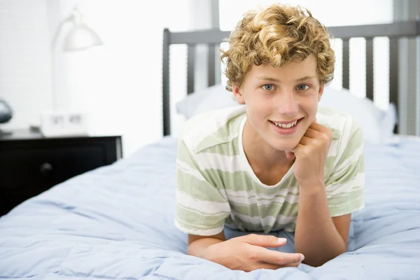 Adolescente chico acostado en la cama — Foto de Stock