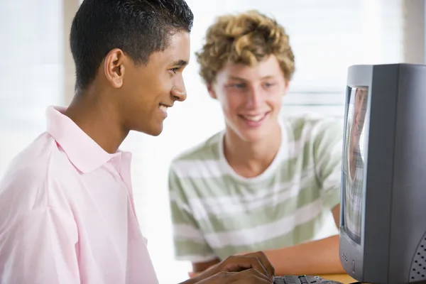 Adolescentes Usando Computadora Escritorio Juntos — Foto de Stock