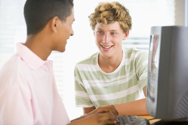 十几岁的男孩使用的台式计算机 — 图库照片