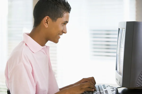 Nastoletni Chłopiec Przy Użyciu Komputera Stacjonarnego — Zdjęcie stockowe