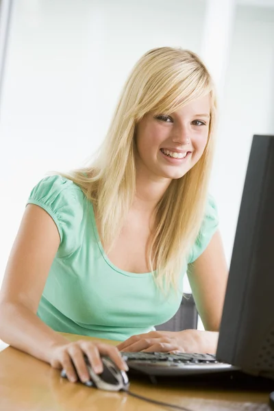 Tonårig flicka med stationär dator — Stockfoto