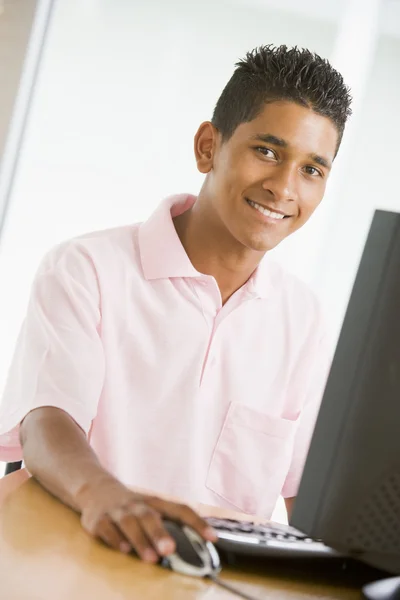 Menino Adolescente Usando Computador Desktop — Fotografia de Stock