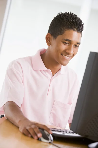 Nastoletni Chłopiec Przy Użyciu Komputera Stacjonarnego — Zdjęcie stockowe