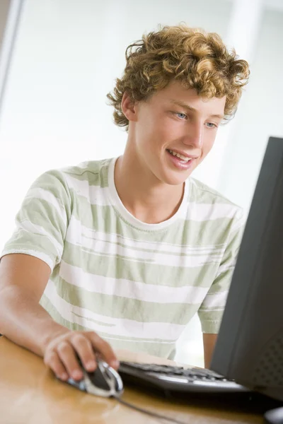 Мальчик Подросток Помощью Настольного Компьютера — стоковое фото