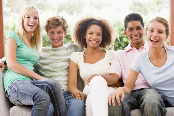 Grupa nastolatków, siedząc na kanapie — Zdjęcie stockowe