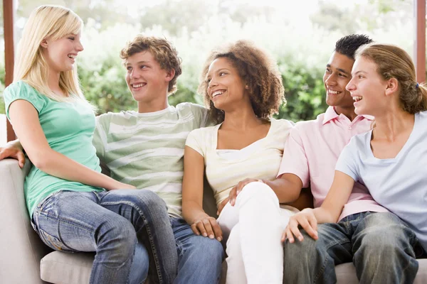 Grupp tonåringar som sitter på en soffa — Stockfoto