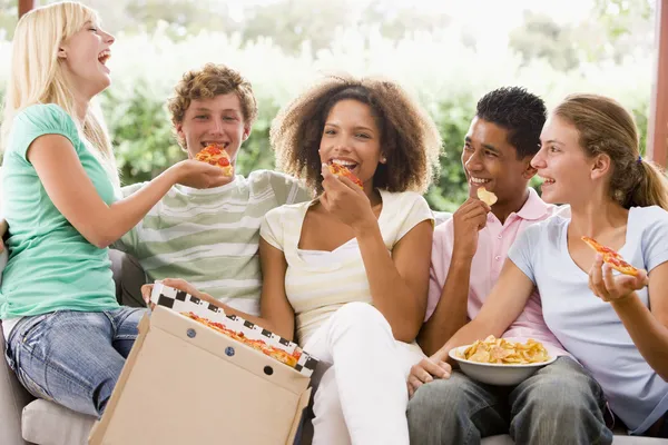 Grupo Adolescentes Sentados Sofá Comiendo Pizza — Foto de Stock