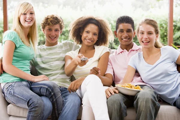 Groupe Adolescents Assis Sur Canapé Mangeant Pizza — Photo