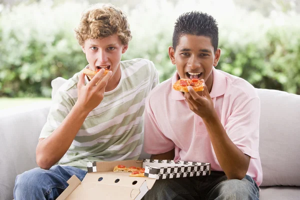 十几岁的男孩坐在沙发上一起吃比萨 — 图库照片