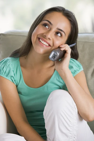 Tonårsflicka som chattar på telefon — Stockfoto