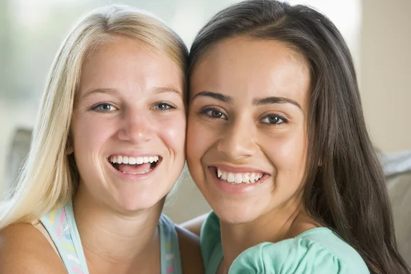 Zwei Mädchen im Teenager-Alter lächeln — Stockfoto