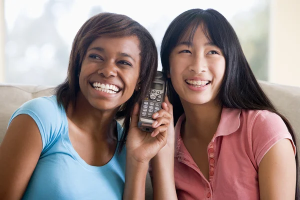 Tizenéves Lányok Beszélünk Telefon — Stock Fotó