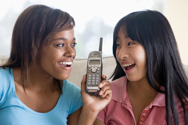 Девочки-подростки разговаривают по телефону — стоковое фото