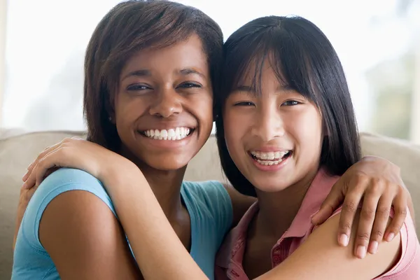 Дві Дівчини Підлітки Посміхаються — стокове фото
