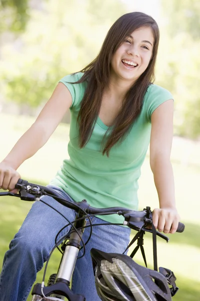 Ragazza Adolescente Bicicletta — Foto Stock