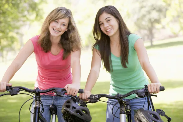 在自行车上的青少年 — 图库照片