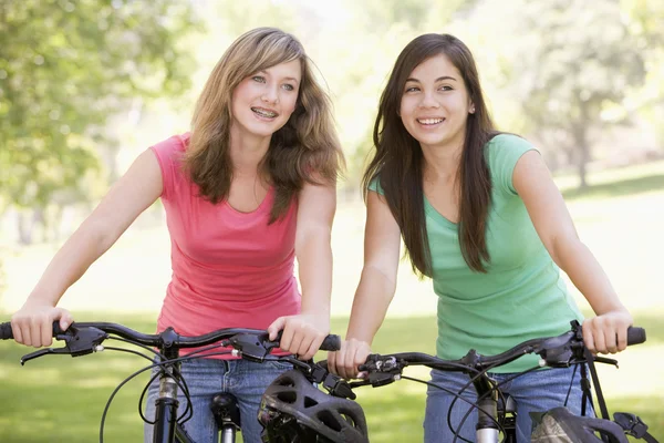 Meninas Adolescentes Bicicletas — Fotografia de Stock