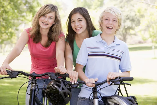 Teenageři na jízdní kola — Stock fotografie