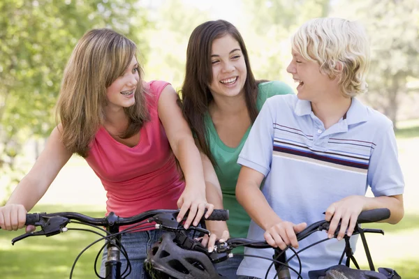 Adolescentes en bicicletas — Foto de Stock