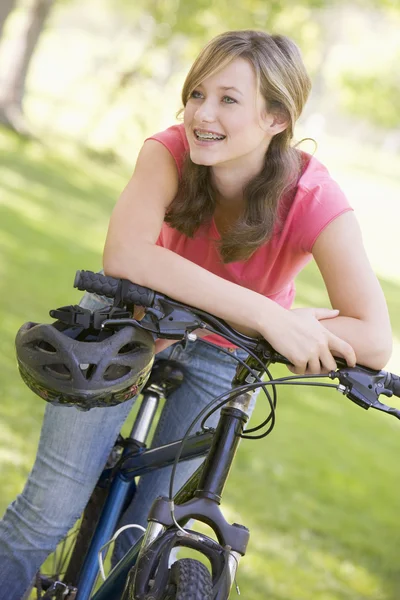 Tizenéves lány kerékpár — Stock Fotó