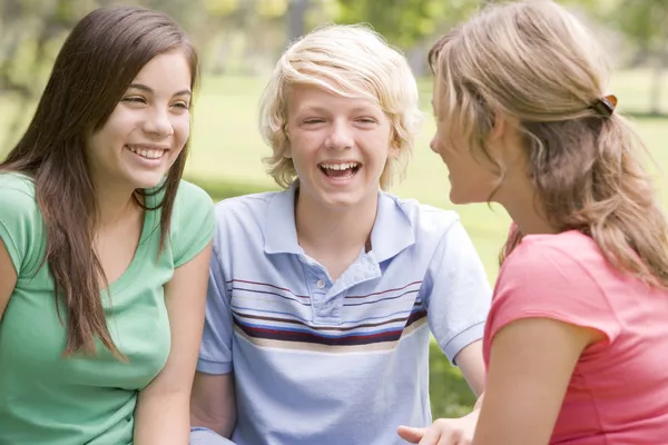 Nastolatki Siedząc Rozmawiając — Zdjęcie stockowe