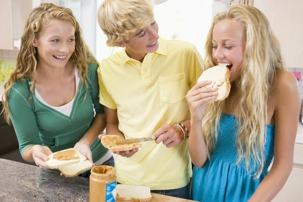 Teenagers Making Sandwiches — Stock Photo, Image