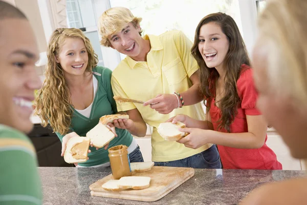 Tonåringar Att Göra Smörgåsar — Stockfoto