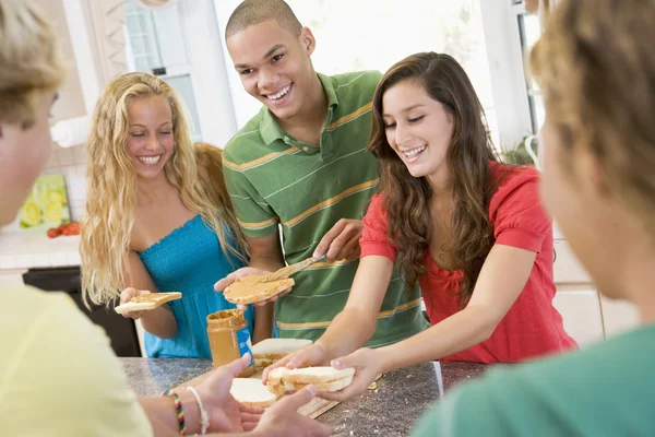 Adolescentes fazendo sanduíches — Fotografia de Stock