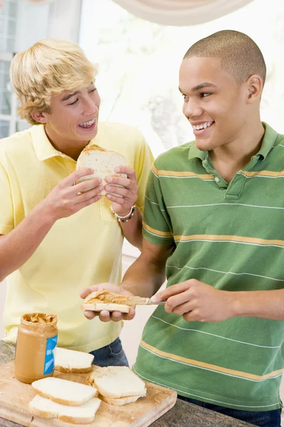 Les Garçons Adolescents Faisant Des Sandwichs — Photo