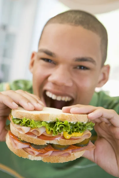 Adolescente menino comer sanduíche — Fotografia de Stock