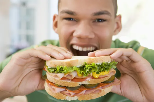 サンドイッチを食べて 代の少年 — ストック写真