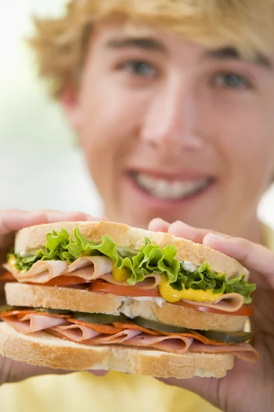 十几岁的男孩吃三明治 — 图库照片