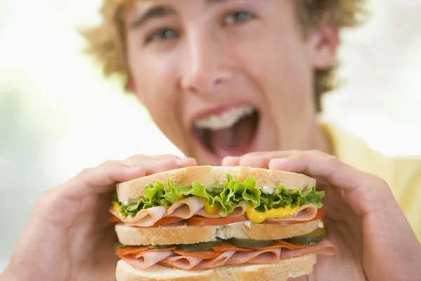 Adolescent Garçon Manger Sandwich — Photo