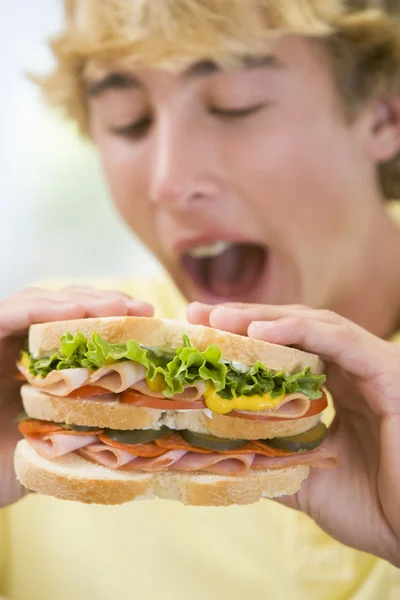 Adolescente chico comer sándwich — Foto de Stock