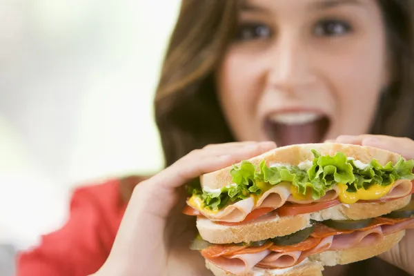 十几岁的女孩吃三明治 — 图库照片