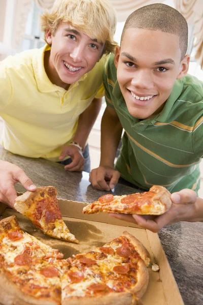 Ragazzi adolescenti che mangiano pizza — Foto Stock