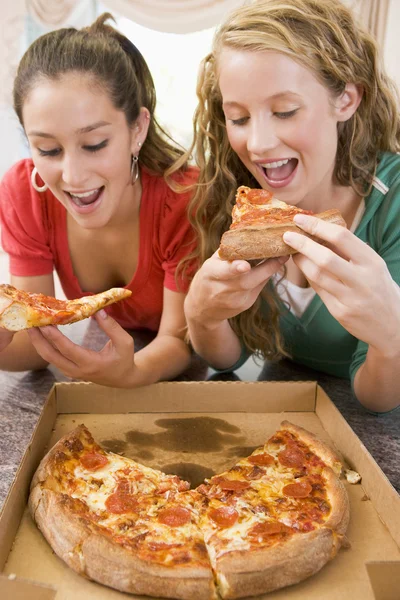 Девочки-подростки едят пиццу — стоковое фото