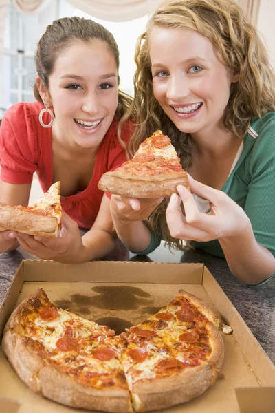 少女吃披萨 — 图库照片