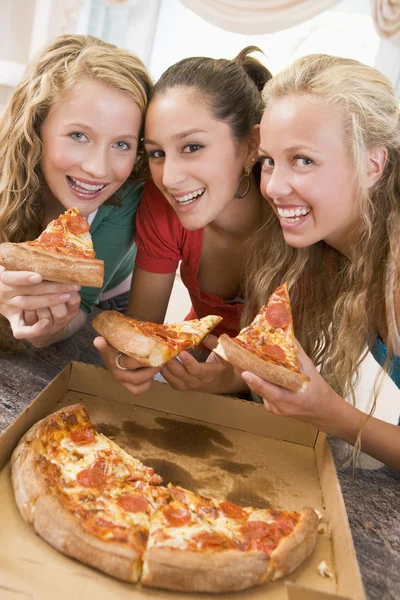 Дівчата Підлітки Їдять Піцу — стокове фото