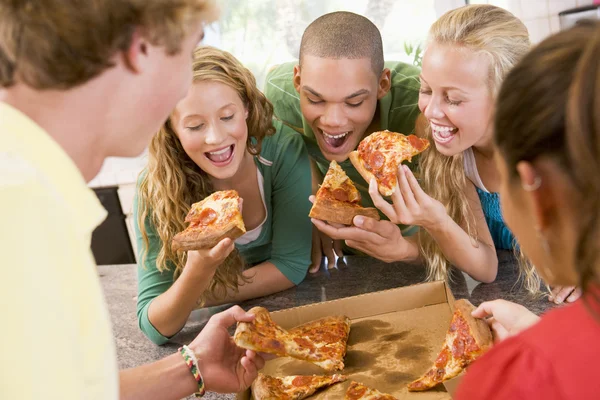 青少年吃披萨的组 — 图库照片