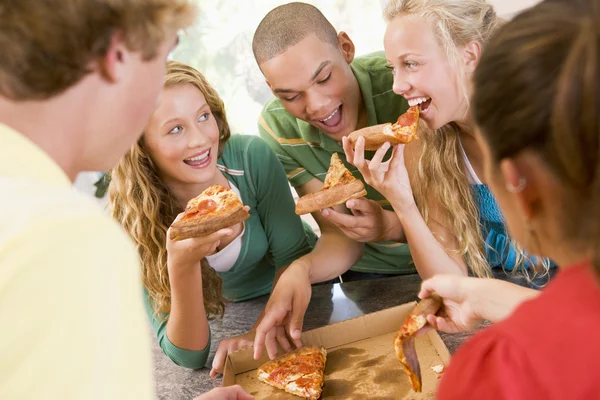 Groupe Adolescents Mangeant Pizza — Photo