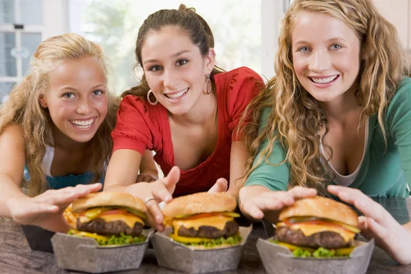Tonårsflickor äta hamburgare — Stockfoto