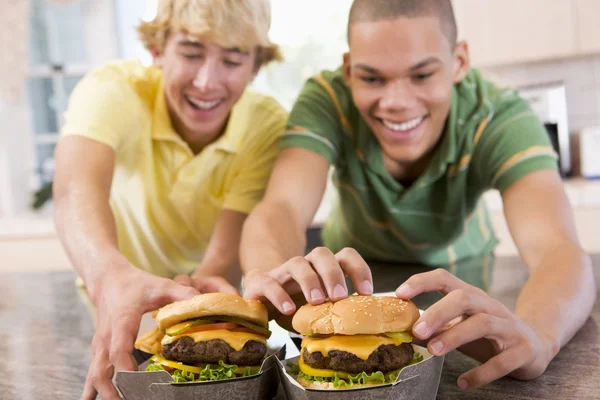 Nastoletni chłopcy jedzenie hamburgerów — Zdjęcie stockowe