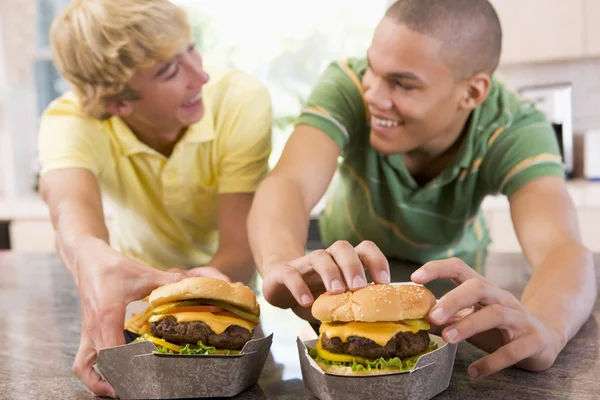 Nastoletni Chłopcy Jedzenie Hamburgerów — Zdjęcie stockowe
