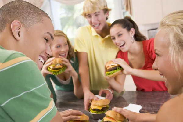 Tonåringar som äter hamburgare — Stockfoto