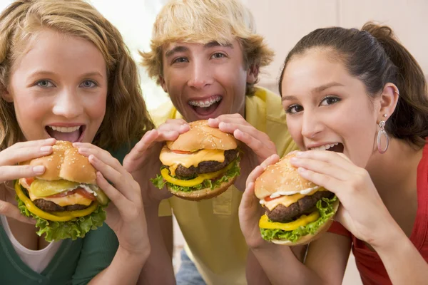 Les adolescents mangent des hamburgers — Photo
